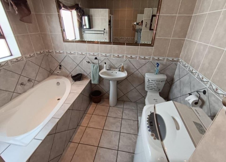 5 Bedroom Property for Sale in Wavecrest Eastern Cape